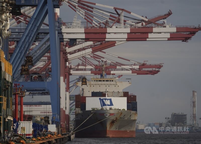 財政部8日公布首季出口金額1209.3億美元,年增23.5%,寫單季次高且連7季正成長。圖為高雄港貨輪停靠。中央社記者董俊志攝 111年4月8日