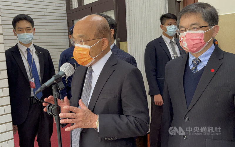 行政院長蘇貞昌（前右2）8日上午在立法院受訪表示，台灣防疫世界第一，現在的疫情，有99.7%的人都是輕症或無症狀，現在就是重症要求清零，輕症要可控管，相關規範會做合理管制，輕輕、慢慢地鬆開。中央社記者王飛華攝  111年4月8日