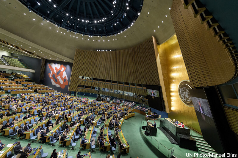 聯合國大會7日通過將停權俄羅斯的人權理事會成員資格，俄羅斯隨後宣布退出。（圖取自twitter.com/UN）