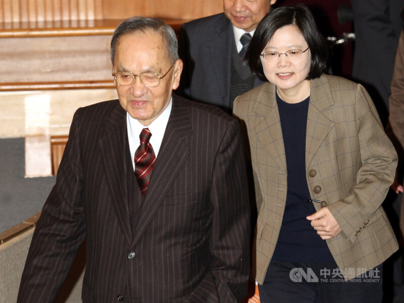 前總統府資政彭明敏(左)辭世。圖為2009年彭明敏及蔡英文(右)出席台灣智庫座談會。(中央社檔案照片)