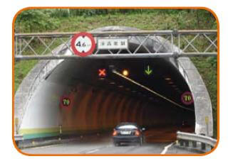 若車道管制號誌顯示紅色「X」符號,表示禁止行駛。(圖取自交通部高公局網頁freeway.gov.tw)