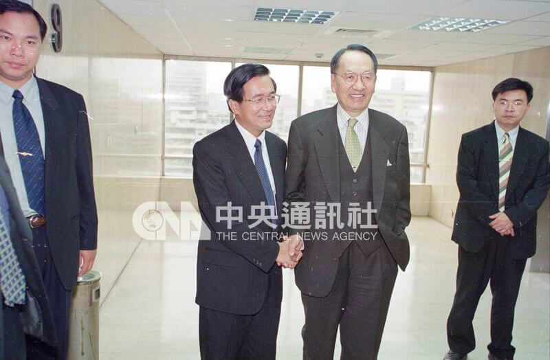 2000年前總統陳水扁（左2）邀彭明敏（右2）擔任資政。（中央社檔案照片）
