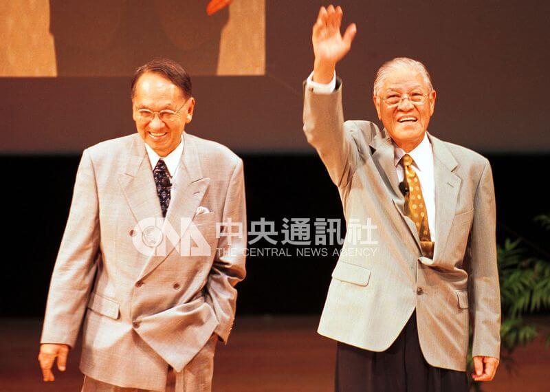2001年時任總統府資政彭明敏（左）和前總統李登輝（右）出席對談活動。（中央社檔案照片）