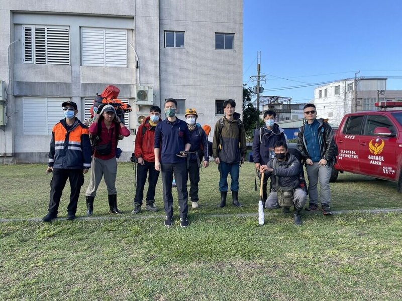 31歲吳姓女山友攀登馬博橫斷,行經阿波蘭山時失足墜落70公尺深山谷,頭部、腳步創傷無法行走求援,花蓮縣消防局集結搜救人員兵分兩路前往救援,9日上午空勤順利出動,將患者吊掛下山救治。(花蓮縣消防局提供)中央社記者張祈傳真 111年4月9日
