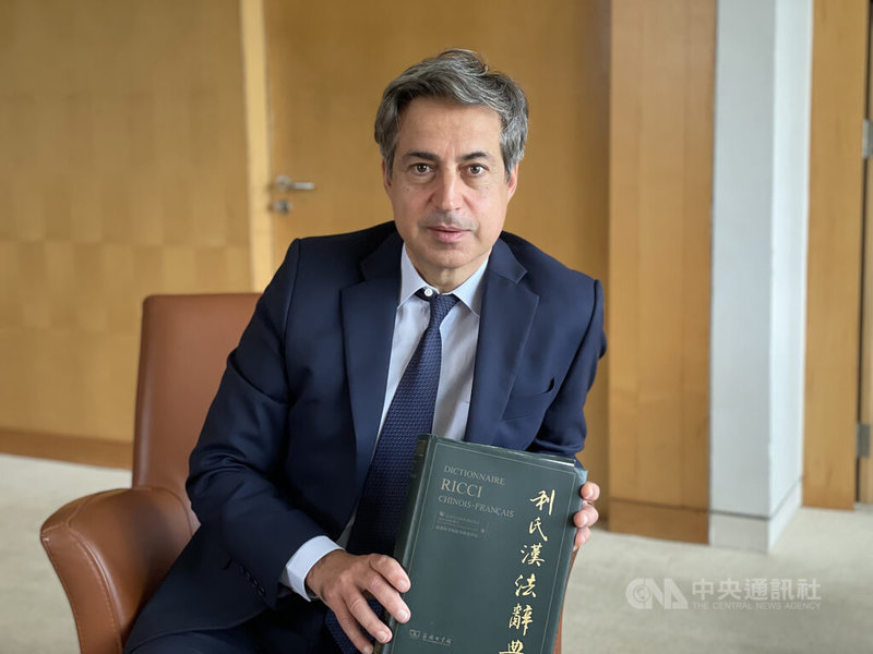 法國駐新加坡大使阿邦蘇爾30多年前曾到台灣工作，協助編輯漢法辭典並學習中文，他接受中央社專訪表示，台灣的文化很豐富。圖攝於4月1日。中央社記者侯姿瑩新加坡攝 111年4月9日