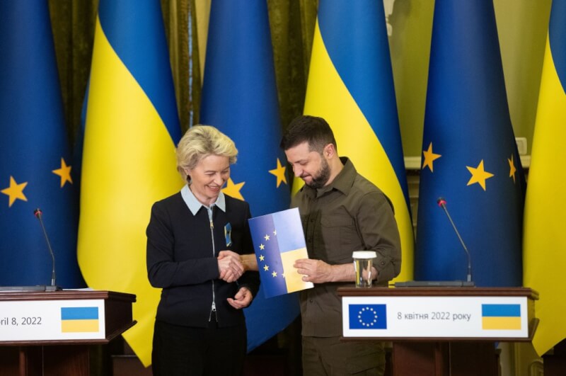 欧洲领袖6月23日正式接受乌克兰成为欧盟候选国。图为欧盟执行委员会主席范德赖恩（左）4月8日亲送乌克兰总统泽伦斯基（右）加入欧盟必填的问卷。（图取自twitter.com/StefanishynaO）