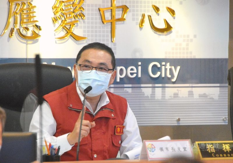 新北市長侯友宜(圖)9日主持COVID-19確診個案居家照護管理計畫執行會議,召集市府警察、社政、經發、勞工各局處,與29區區長開會研商執行細節。中央社記者黃旭昇新北攝 111年4月9日