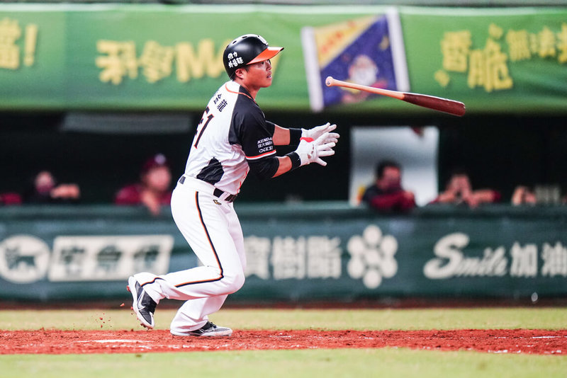 中華職棒澄清湖球場開幕戰8日登場,樂天桃猿和統一獅鏖戰到延長賽,10局下獅隊的胡金龍敲出轉隊後首轟,也是一發追平轟,接著陳重廷敲再見安打,終場獅隊9比8獲勝。(統一獅隊提供)中央社記者楊啟芳傳真 111年4月9日