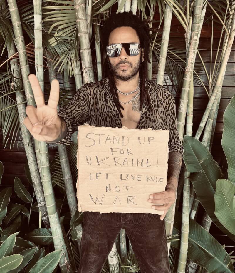 美國搖滾歌手藍尼克羅維茲在推特張貼自己手拿標語的照片，上面寫著「讓愛統治，而非戰爭」。（圖取自twitter.com/LennyKravitz）