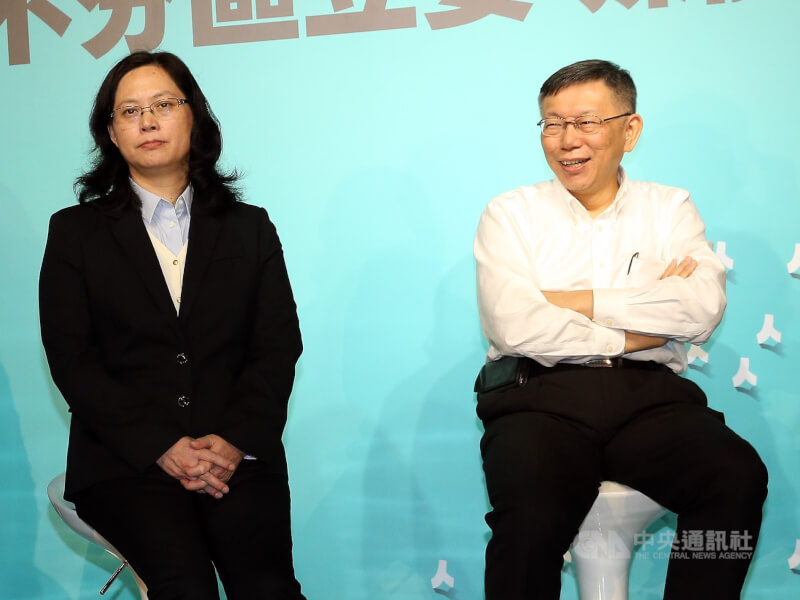 兼任黨主席的台北市長柯文哲(右)以情緒用語批評黨內幹部,民眾黨立委賴香伶(左)9日在臉書要求柯文哲道歉。圖為2019年兩人出席民眾黨不分區見面會。(中央社檔案照片)