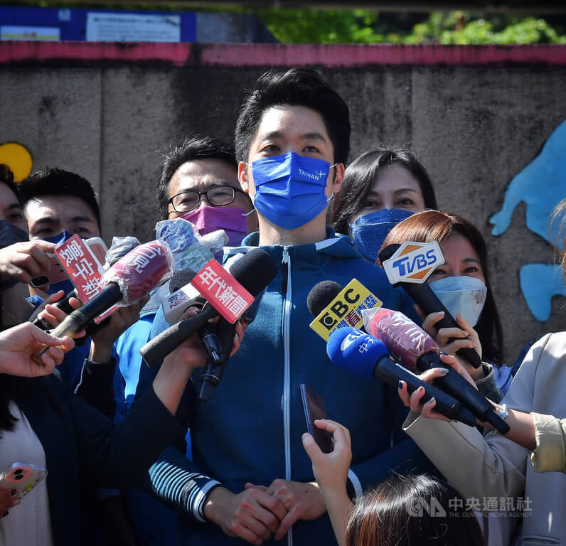 備戰台北市長選戰的國民黨立委蔣萬安（中）9日上午出席健行活動前受訪表示，從8日開始出現不少中正紀念堂轉型的討論，這是好事，持開放態度，讓社會充分溝通與對話，提出具有視野、歷史高度的看法，就是他的本意。中央社記者王飛華攝  111年4月9日
