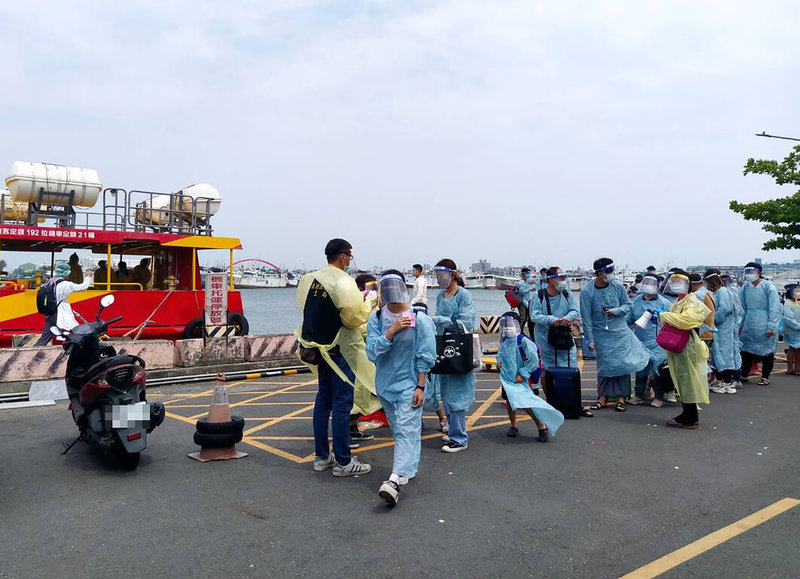 屏東縣10日新增31例本土確診個案,其中包含了小琉球一家民宿老闆,共匡列島上86人,縣府配合啟動防疫專船,將被匡列民眾載送到本島醫院進行採檢。(屏東縣政府提供)中央社記者李卉婷傳真 111年4月10日