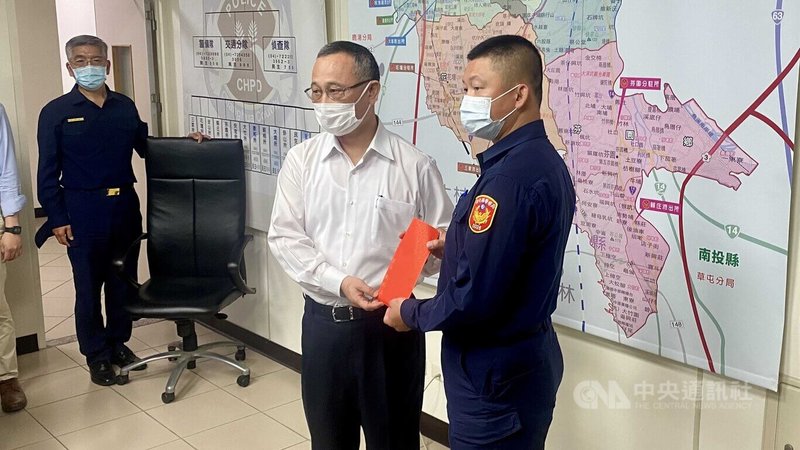 統促黨總裁張安樂帶人迎接大甲媽鑾轎時發生搶轎衝突,造成3名警員受傷,警政署長陳家欽(中)10日上午前往彰化縣警察局彰化分局慰問受傷警員,並頒發慰問金。中央社記者吳哲豪彰化攝 111年4月10日