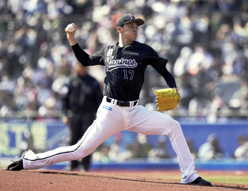 日本職業棒球千葉羅德海洋隊投手佐佐木朗希10日先發對戰歐力士猛牛隊，投完5局共連續三振13名打者。（共同社）