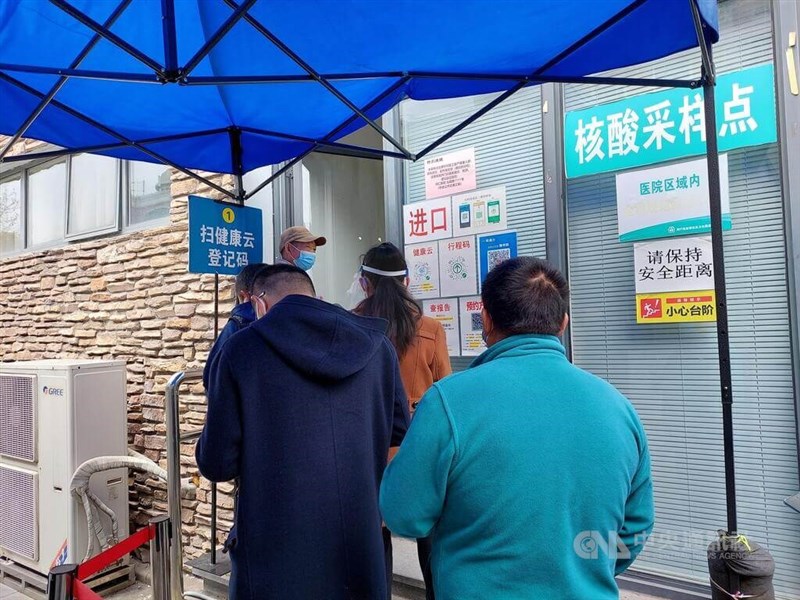 圖為3月29日上海一處社區衛生服務中心外民眾等待做核酸檢測。(中央社檔案照片)