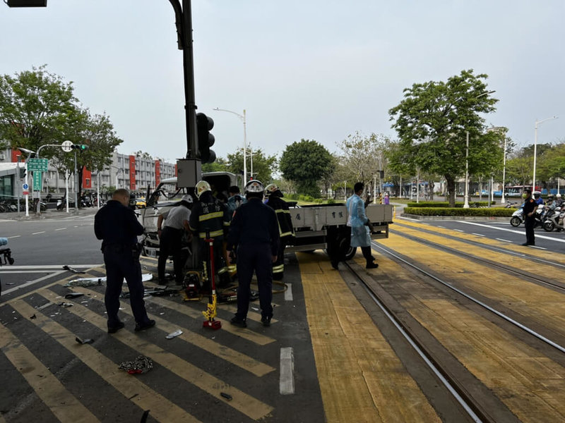 高雄市1輛貨車11日下午行經中山、凱旋路口，疑左轉不慎撞到紅綠燈桿，車體毀損，無法駛離，一度擱置在輕軌軌道上，影響輕軌通行。（高捷公司提供）中央社記者蔡孟妤傳真  111年4月11日