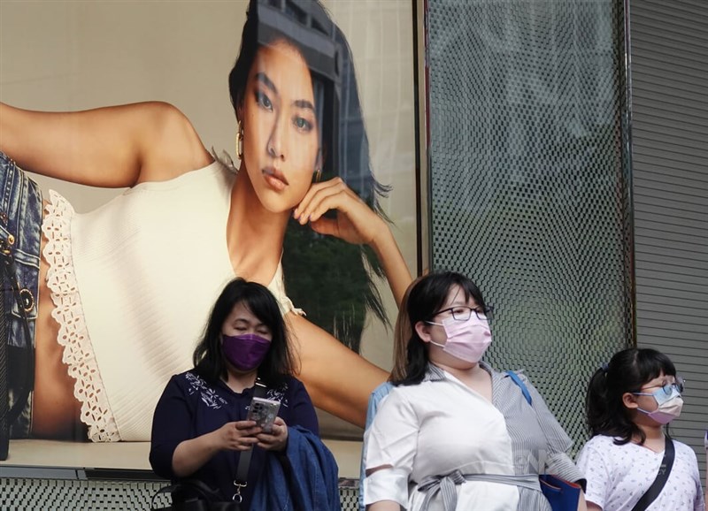 國內11日新增439例COVID-19本土病例,另新增1名只打1劑疫苗的30多歲女性中症個案。圖為民眾在台北市信義區香堤大道廣場戴口罩逛街。(中央社檔案照片)