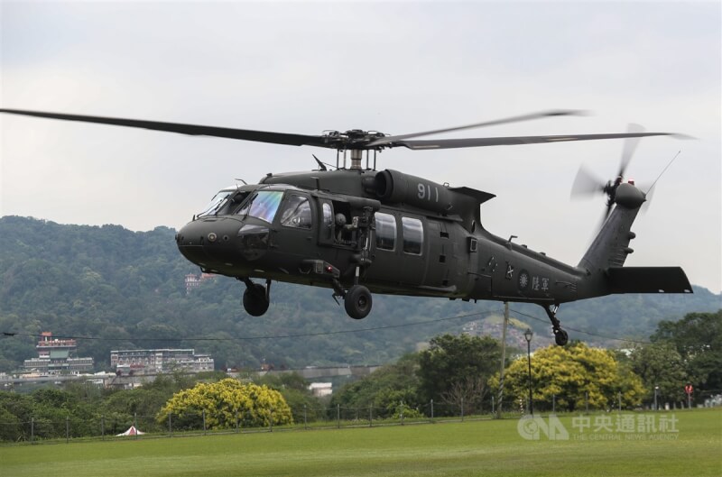 圖為去年3月國軍UH-60M黑鷹直升機操演。(中央社檔案照片)