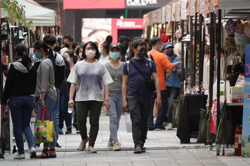 圖為民眾10日在台北信義商圈逛街購物,人人皆戴好口罩。(中央社檔案照片)