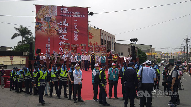 大甲鎮瀾宮媽祖11日中午抵達嘉義新港,警方為防止衝突事件,動員300多名警力沿途守護。中央社記者蔡智明攝 111年4月11日