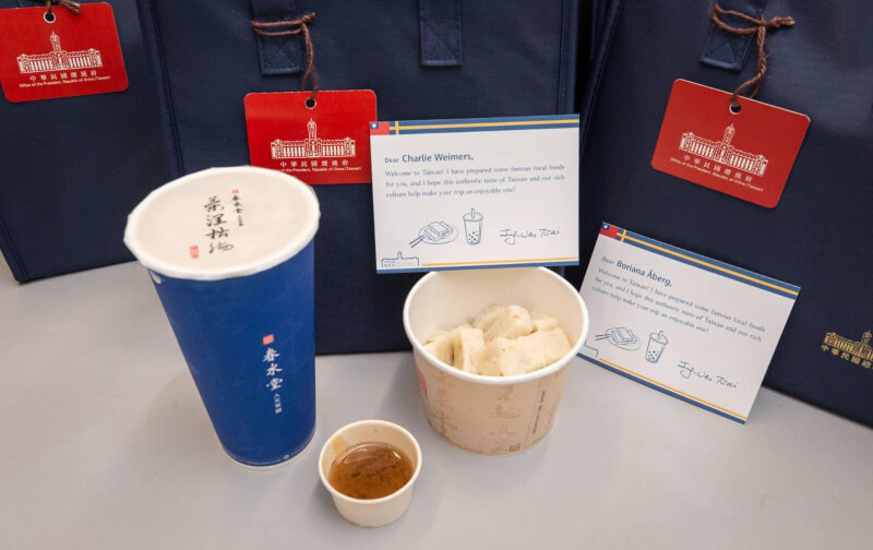 總統蔡英文11日準備名聞世界的台灣小吃珍珠奶茶與蘿蔔糕,送給「台灣-瑞典國會議員協會暨歐洲議會議員聯合訪團」訪賓。(圖取自facebook.com/tsaiingwen)