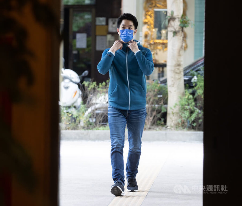 備戰台北市長選戰的國民黨立委蔣萬安11日在立法院中興大樓接受媒體訪問,回應中正紀念堂轉型方案等議題。中央社記者謝佳璋攝 111年4月11日