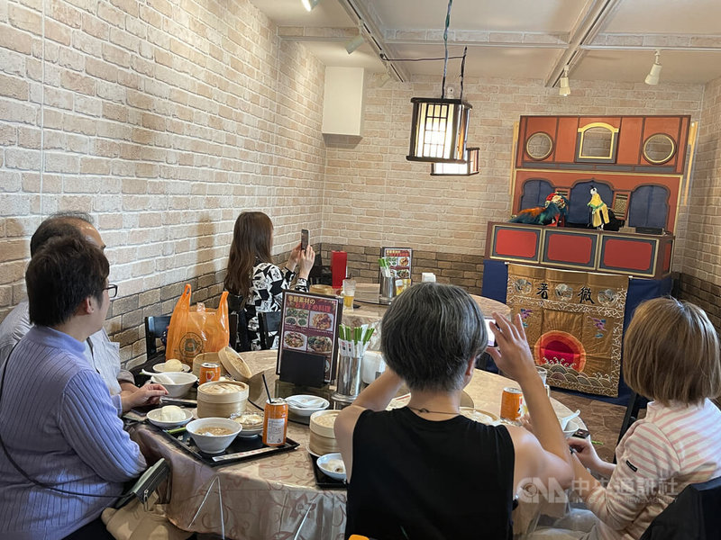 台僑在東京經營的台灣美食餐館8日邀請曾在台灣學習布袋戲操偶的日籍師傅金川量表演，讓日本食客可邊吃台灣美食邊看戲，直呼是一大享受。中央社記者楊明珠東京攝  111年4月12日