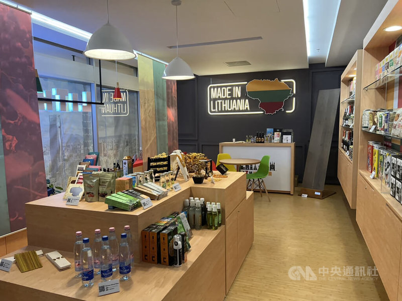 首間立陶宛商品展示中心12日在台北世貿一館開幕，展示立陶宛的酒、飲料、餅乾、穀片、油、乾燥莓果、麵粉、即食粥、義大利麵及保養品等產品。中央社記者梁珮綺攝  111年4月12日
