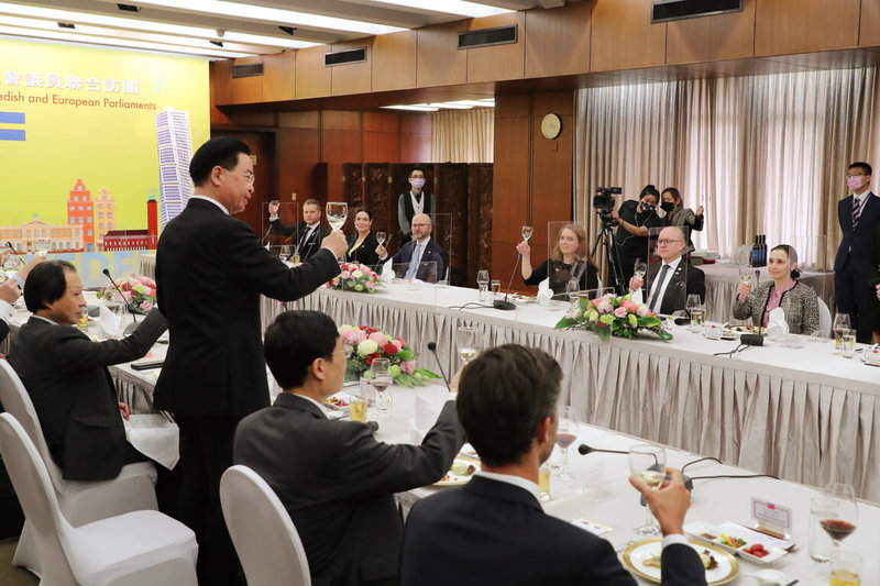 外交部長吳釗燮12日中午在外交部款宴「台灣-瑞典國會議員協會」訪團一行人。(外交部提供)中央社記者游凱翔傳真 111年4月12日
