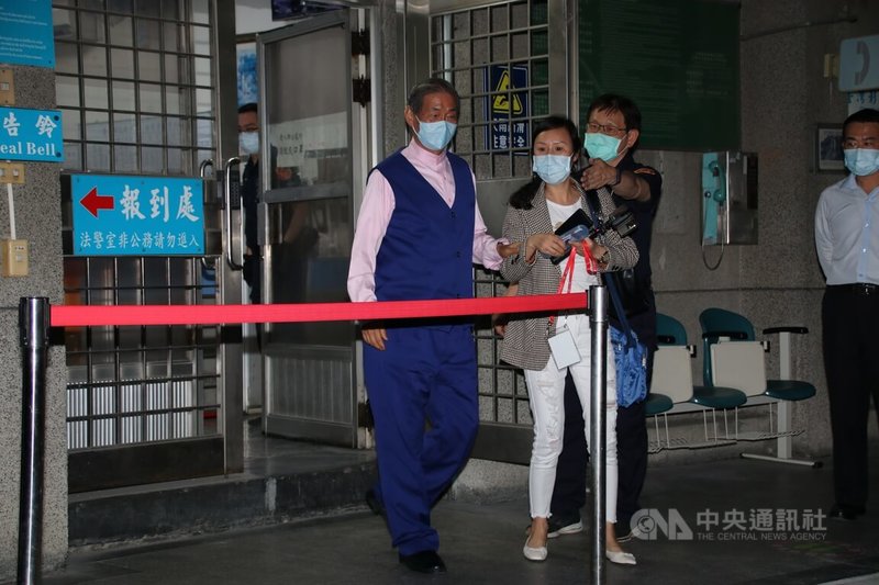 統促黨總裁張安樂(左)與黨幹部接駕大甲媽祖鑾轎涉滋事,彰化地檢署發傳票通知張安樂12日到案說明,檢察官訊問後,諭知新台幣30萬元交保。中央社記者蕭博陽彰化縣攝111年4月12日