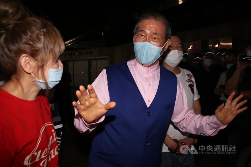 統促黨總裁張安樂(中)與黨幹部接駕大甲媽祖鑾轎涉滋事,彰化地檢署發傳票通知張安樂12日到案說明,檢察官訊問後,諭知新台幣30萬元交保,張安樂走出地檢署再次指控警方施暴。中央社記者蕭博陽彰化縣攝111年4月12日