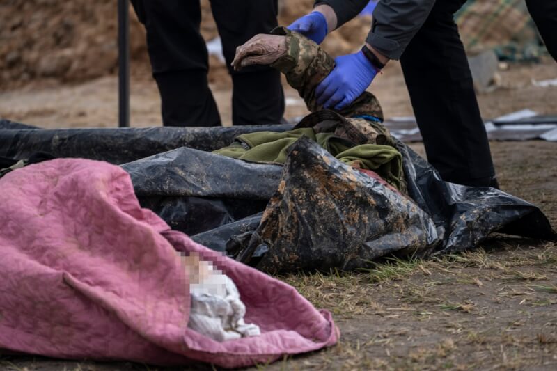 烏克蘭警方28日表示，俄羅斯入侵以來，大基輔地區已經找到1150具平民屍體。圖為警察在基輔郊區布查鎮檢查遺體。（美聯社）