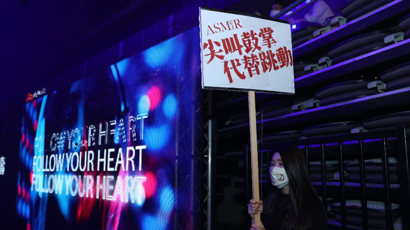 歌手張惠妹睽違7年重返台北小巨蛋開唱,舉辦ASMR世界巡迴演唱會,多位工作人員舉著「尖叫鼓掌,代替跳動」標語,提醒歌迷禁止跳動。(聲動娛樂提供)中央社記者葉冠吟傳真 111年4月12日