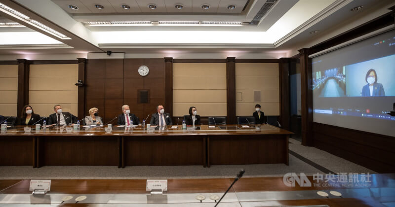 總統蔡英文12日以視訊方式接見「台瑞典國會議員協會暨歐洲議會議員聯合訪團」,盼共同持續深化台灣和瑞典、歐盟的合作交流。(總統府提供)中央社記者葉素萍傳真 111年4月12日