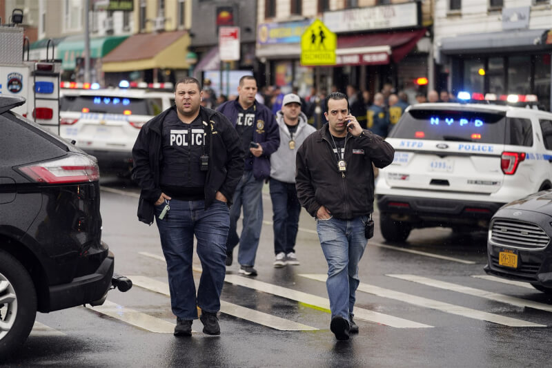 紐約布魯克林地鐵站12日發生一起槍擊案，造成10人中彈，警察趕赴案發現場。（美聯社）