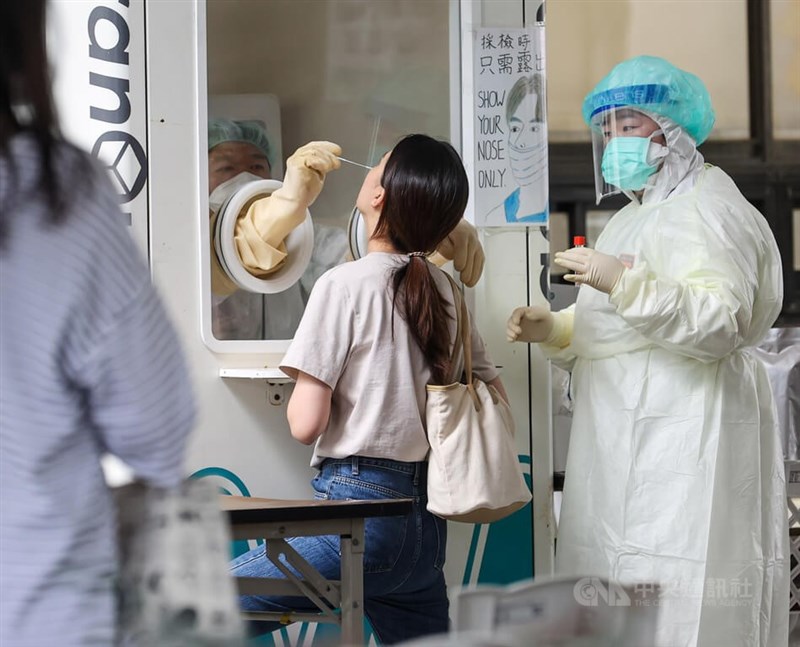 12日國內新增551例COVID-19本土病例。圖為民眾前往台北市一處篩檢站進行篩檢,確保自身健康狀況。(中央社檔案照片)
