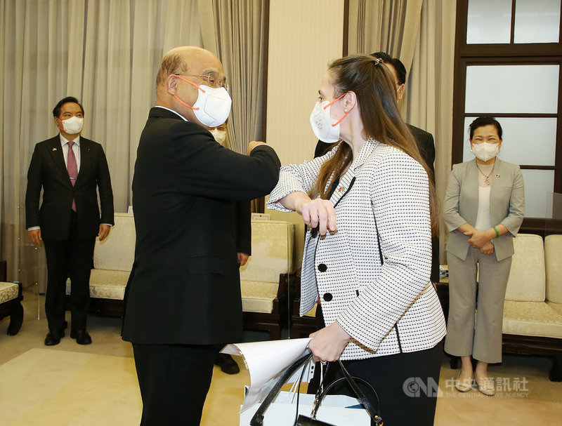 行政院長蘇貞昌(前左)13日在行政院接見「台灣–瑞典國會議員協會(STPA)主席歐柏莉(Boriana Åberg)(前右)等一行,兩人互相碰肘致意。後左為行政院政務委員羅秉成、後右為經濟部長王美花。中央社記者郭日曉攝 111年4月13日