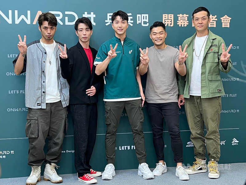 桌球選手江宏傑(中)與友人合作開設球館,13日正式開幕,演藝圈好友包括姚元浩(右)等人都到場力挺。中央社記者黃巧雯攝 111年4月13日
