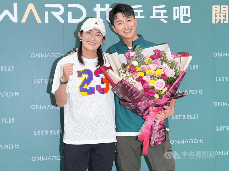 桌球選手江宏傑(右)近年來跨足演藝圈,但他不忘初心,與友人合作開設球館,13日正式開幕,演藝圈好友錢薇娟(左)等人都到場力挺。中央社記者黃巧雯攝 111年4月13日