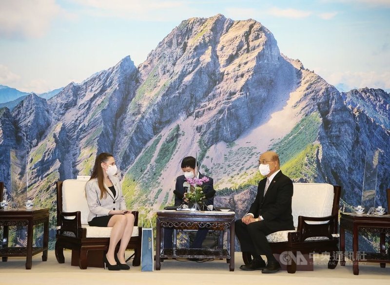 行政院長蘇貞昌(右)13日下午在行政院接見瑞典國會「台灣-瑞典國會議員協會」主席歐柏莉(Boriana Åberg)(左)等一行,歡迎訪團來訪,感謝他們對台灣的支持。中央社記者郭日曉攝 111年4月13日