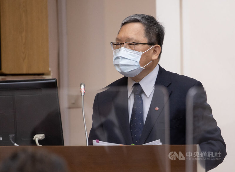 5月報稅季將至,財政部長蘇建榮(圖)13日表示,國稅局第一線人員將比照2021年防疫規格,全副武裝,並強化手機報稅與臨櫃預約以分流人潮,同時鼓勵五區國稅局員工施打第3劑疫苗,力拚報稅季時達8成覆蓋率。中央社記者謝佳璋攝 111年4月13日