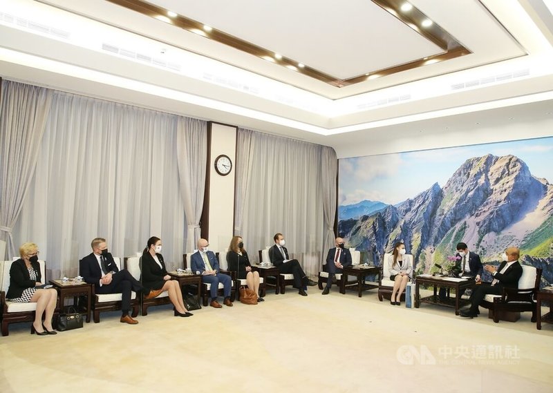 行政院長蘇貞昌(右)13日下午在行政院接見「台灣-瑞典國會議員協會暨歐洲議會議員聯合訪團」,感謝議員們對台灣的支持,希望未來持續增進台灣和瑞典的雙邊關係。中央社記者郭日曉攝 111年4月13日