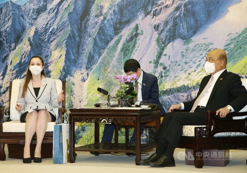 「台灣-瑞典國會議員協會暨歐洲議會議員聯合訪團」13日下午到行政院拜訪行政院長蘇貞昌(右),瑞典國會「台灣-瑞典國會議員協會」主席歐柏莉(Boriana Åberg)(左)肯定台灣對保護民主自由的努力。中央社記者郭日曉攝 111年4月13日