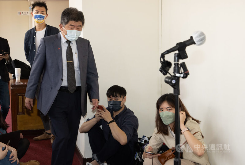 本土疫情是否可能達到上萬例高峰，衛福部長陳時中（前左）13日表示，這是有可能，但仍要看疫情發展，現在還算是初期發展，整體曲線還沒辦法看得很清楚。中央社記者謝佳璋攝 111年4月13日