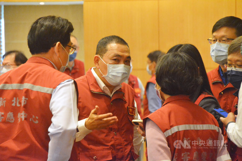 新北市長侯友宜(中)13日主持COVID-19防疫會議,他接受媒體聯訪時表示,歡迎中央提供快篩試劑作為新北防疫儲備物資的調度與運用,但新北不會做類普篩。中央社記者黃旭昇新北攝 111年4月13日