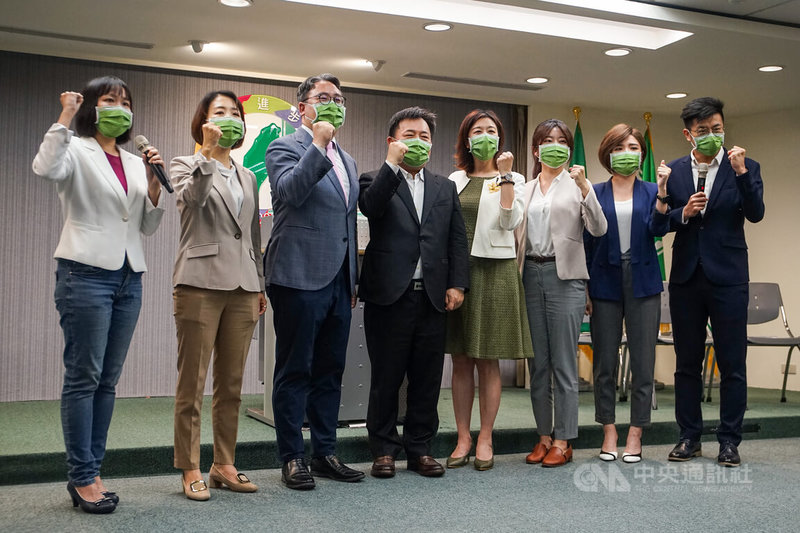 民主進步黨13日在中央黨部舉行新任發言人發布記者會,秘書長林錫耀(左4)率發言人謝佩芬(左起)、李妍慧、黃世杰、林靜儀、謝子涵、黃彩玲、周江杰出席亮相,備戰年底選舉。中央社記者裴禛攝 111年4月13日