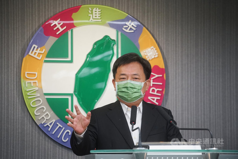 民主進步黨13日在中央黨部舉行新任發言人發布記者會,秘書長林錫耀(圖)表示,發言人有2大任務,必須扮演好執政團隊跟社會大眾溝通的角色,以及為黨辯護和強化選戰攻防戰力。中央社記者裴禛攝 111年4月13日