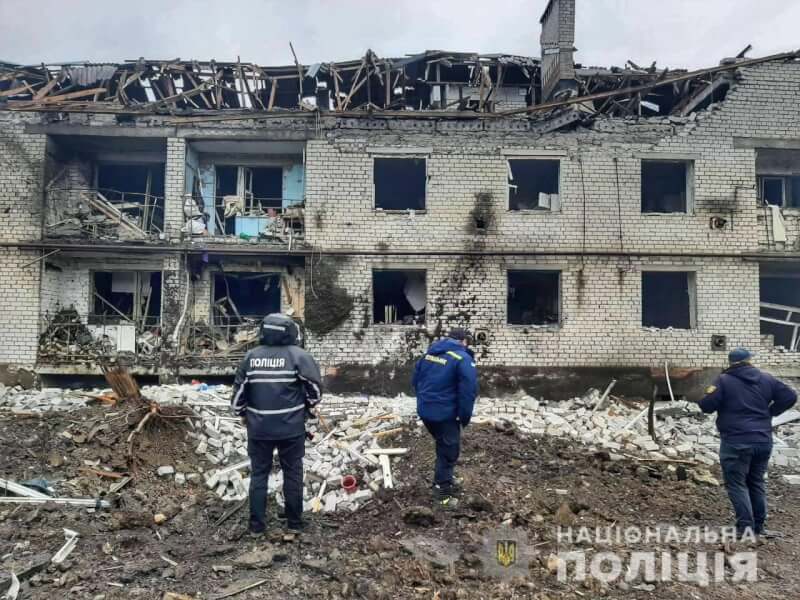 美國稱掌握可靠的消息顯示，俄軍在頓內茨克附近將試圖投降的烏克蘭人處決。圖為頓內茨克民宅遭攻擊。（圖取自facebook.com/UA.National.Police）