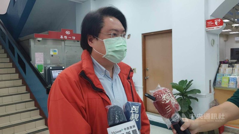 雲林縣對於12歲以下決定不跟進教育部公告的停課標準;基隆市長林右昌(圖)13日接受媒體聯訪表示,中央公布的是指引也是原則,地方指揮官可因當地狀況進行防疫,沒有違和或衝突,基隆市也會向中央申請,希望在校園推動快篩。中央社記者王朝鈺攝 111年4月13日