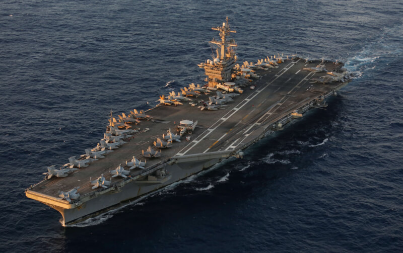美軍第7艦隊核動力航空母艦林肯號（圖）與日本海上自衛隊今年4月正在日本海進行聯合軍演。（圖取自facebook.com/USSLincoln）
